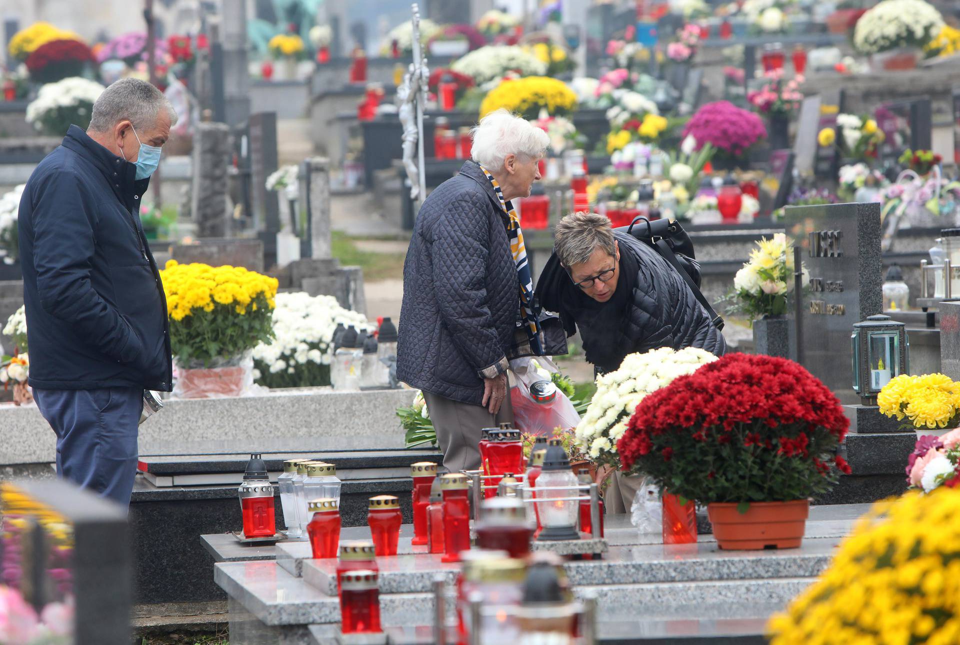 Blagdan je Svih svetih: Brojni građani posjećuju groblja