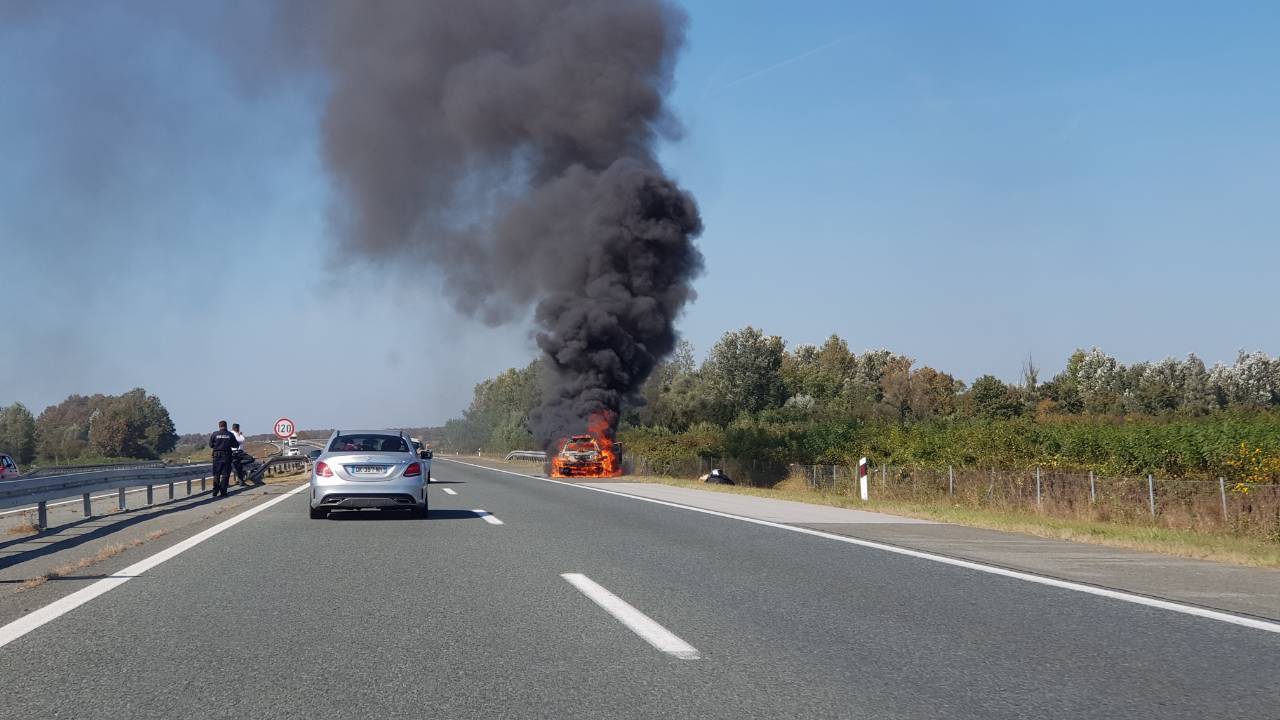 'Vozač je u nevjerici promatrao kako mu vatra guta automobil'