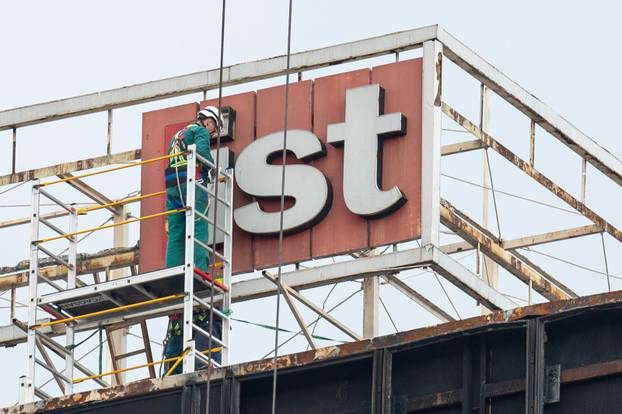 Zagreb: Uklanjanje natpisa Večernji list sa zgrade Vjesnika 