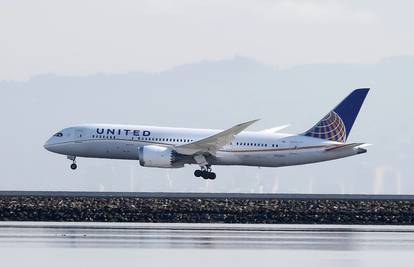 United Airlines će vratiti na posao necijepljene radnike