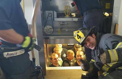 Zvali pomoć: Evo kako izgleda kad 12 'plavaca' zaglavi u liftu