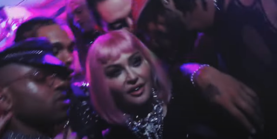 Madonna se razuzdala za 64. rođendan: Ljubila je dvije žene, pa muškarce, lizala bradavice...