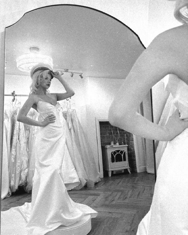 FOTO Mlada ljepotica obožava vintage stil - u retro krpicama donosi seksepil iz 1950-ih