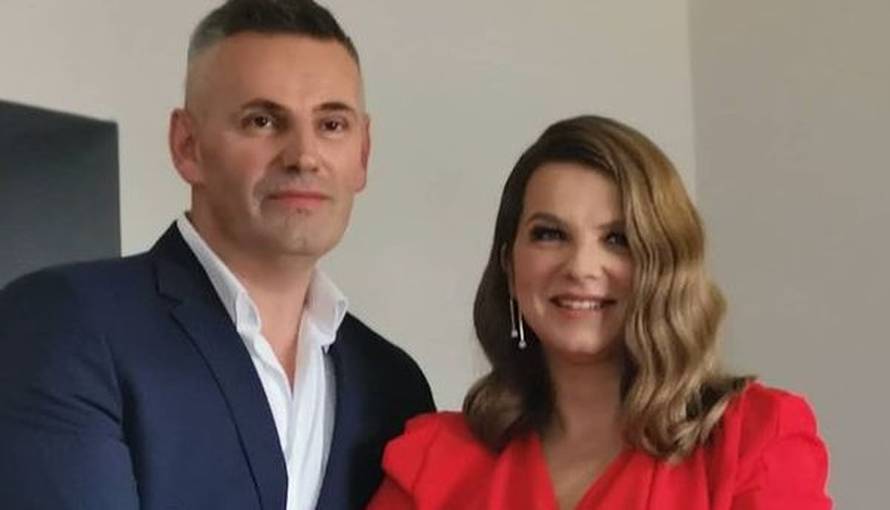 Marija (45) blista s prinovom u rukama, sin Ivan joj sve pomaže