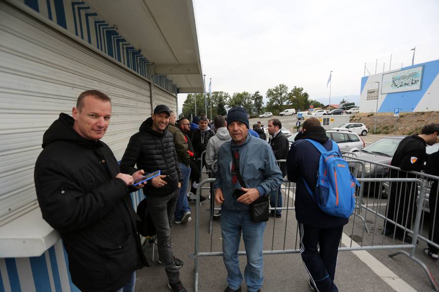 Navijači satima čekaju na ulaznicu za utakmicu Hrvatska - Slovačka