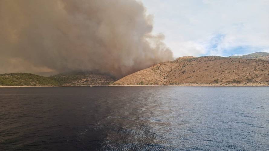 FOTO Dramatični prizori s Brača, ovako požar izgleda s mora, buktinja zahvatila 1500 hektara