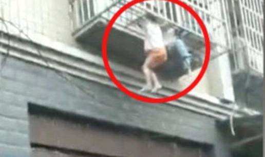 Roditelji otišli kartati: Sestra i brat se zaglavili u rešetkama