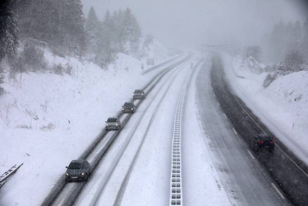 Delnice: Snijeg i jak vjetar otežavaju promet