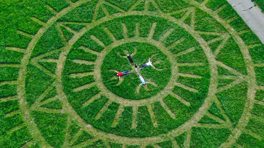 Učenici osječke Primjenjene s kiparom Nikolom Fallerom umjetnički pokosili travnjak