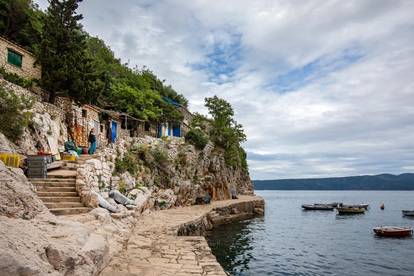 Prekrasna plaža u podnožju srednjovjekovnog gradića Brseča