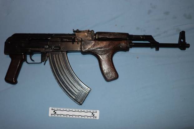 FOTO Spremio se za rat: Bombe, zolje, puške... Ovo su policajci našli mladiću koji im  je bježao!