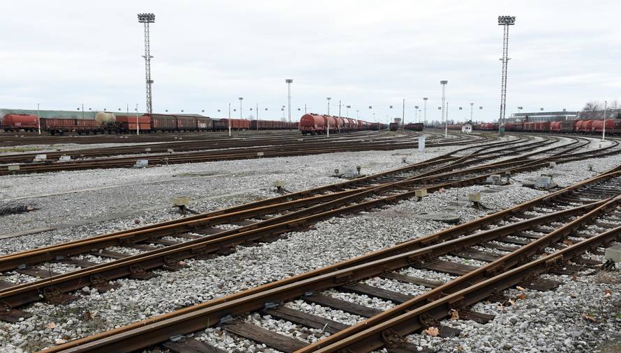 Maloljetnika spržila struja: Na kolodvoru se penjao na vagon?