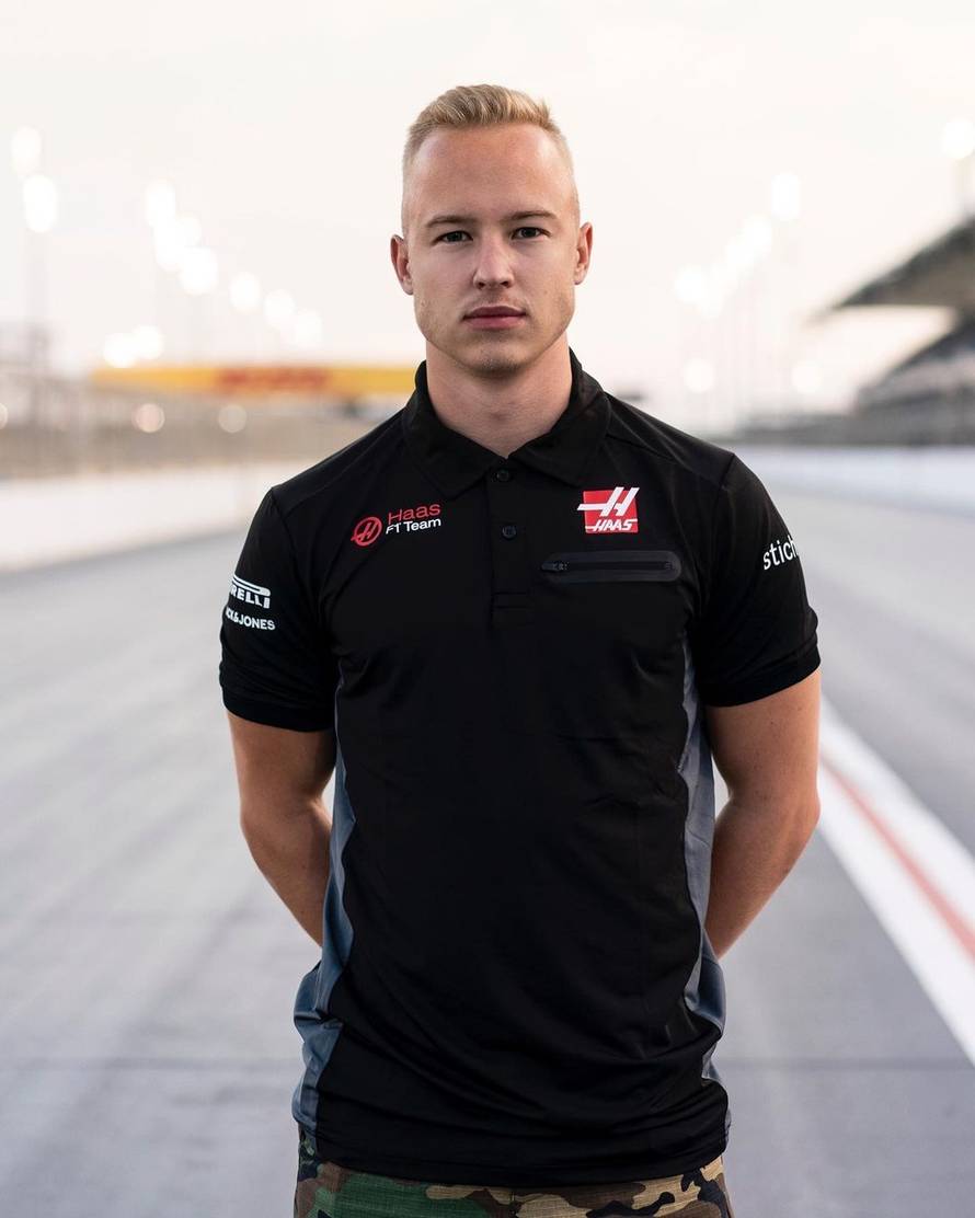 Osudili vozača Formule 1 koji je hvatao manekenku za grudi, ali ona ga brani: 'Samo se šalio...'