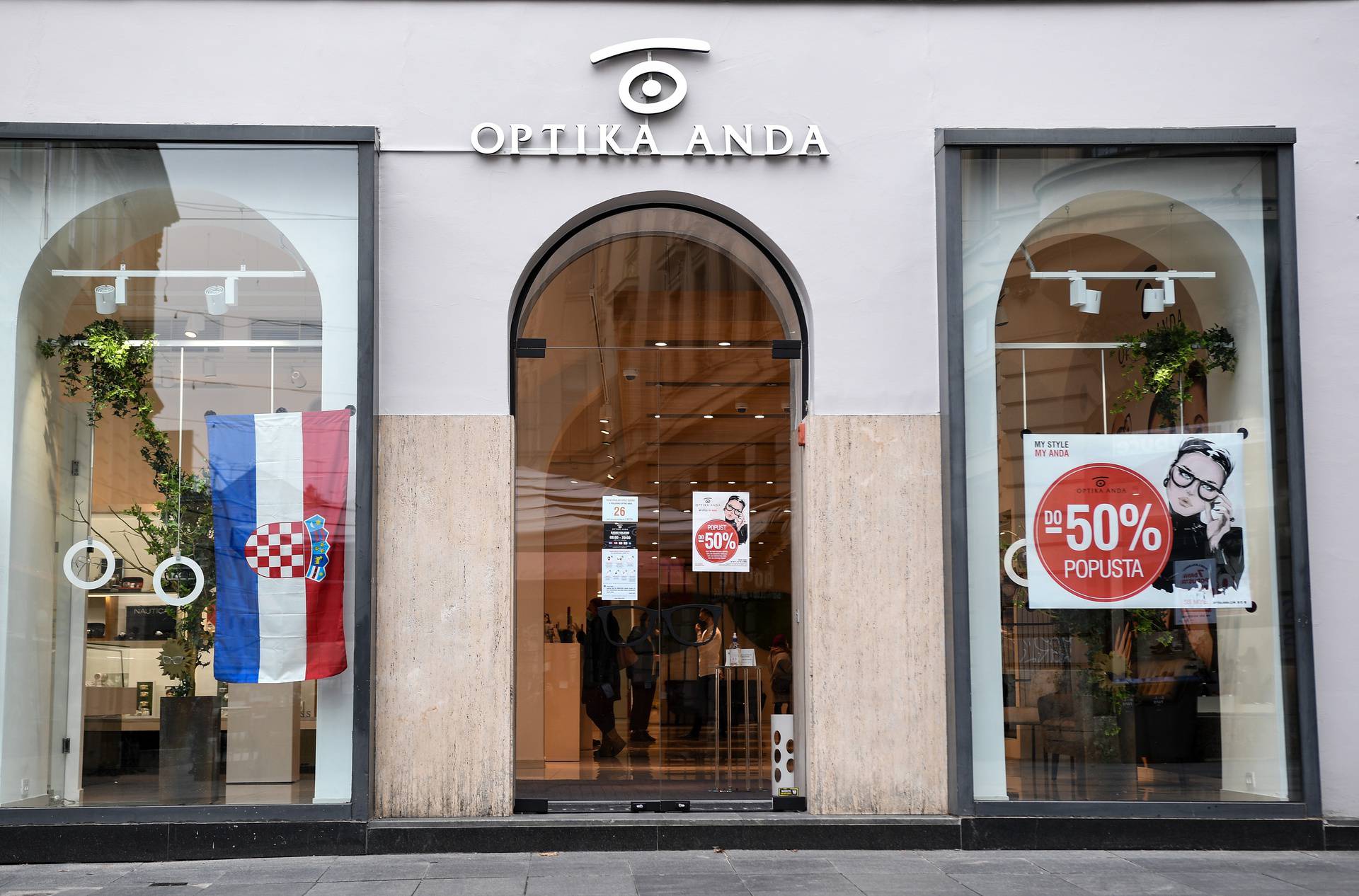 U centru Zagreba trgovine koje su otvorile svoja vrata mogu se nabrojati na prste jedne ruke