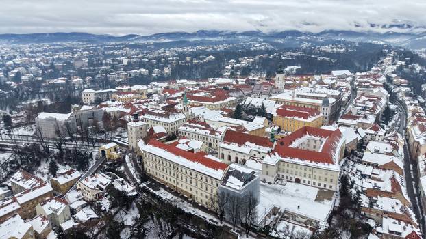 Pogled iz zraka na centar Zagreba prekriven snijegom