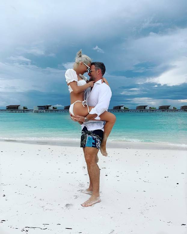 FOTO Seksi poze, bikini i tange: Kome bolje stoje Maldivi? Naši slavni vole se tamo odmarati...