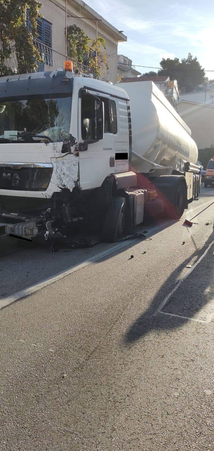 Strašne fotografije s mjesta nesreće u Dugom Ratu: Kombi je zdrobljen, čovjek je poginuo