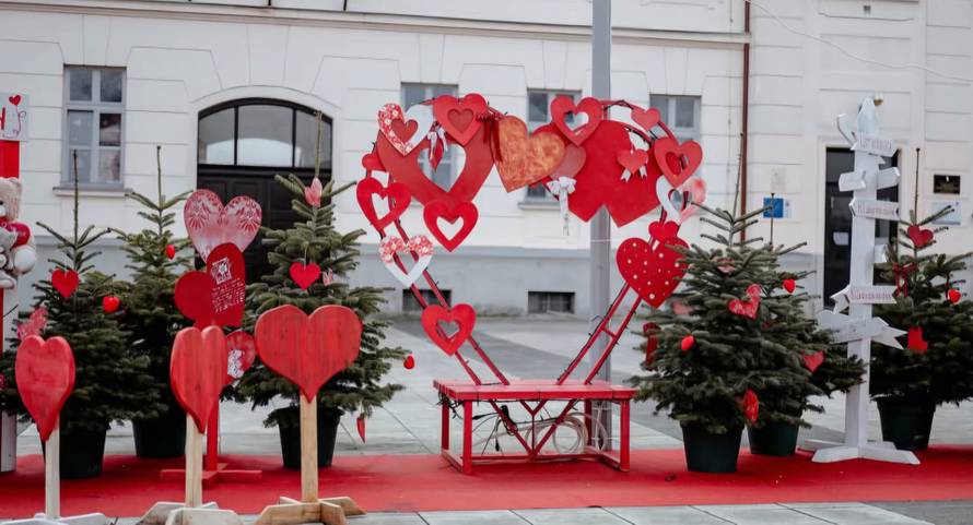 Svi fotkaju Love Park: Mladi Virovitičani pomogli urediti gradski park za Valentinovo