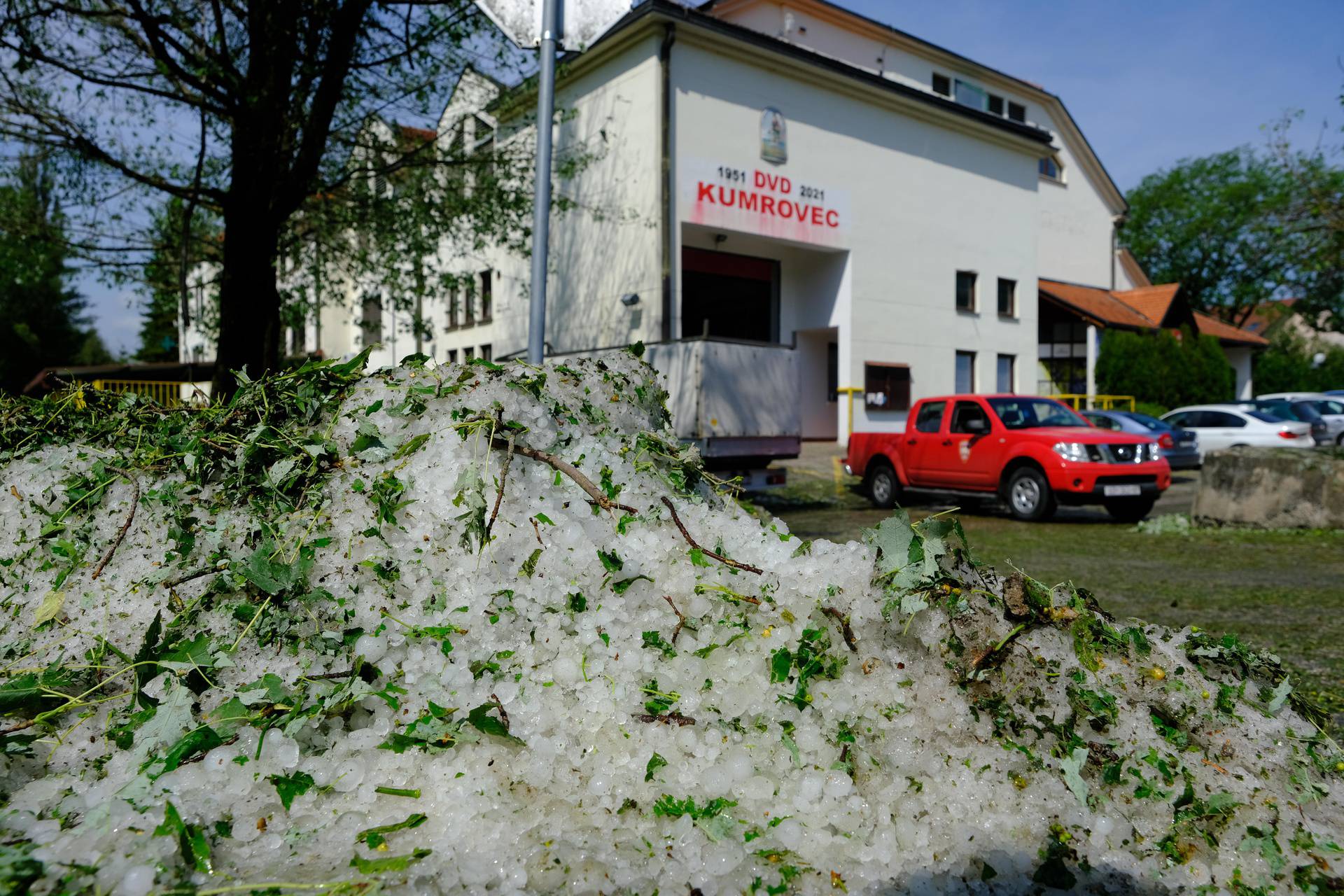 Klanjec/Kumrovec: Dan nakon strašnog nevremena tuča je i dalje vidljiva na livadama i prometnicama