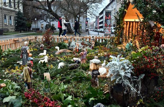 FOTO Ove detaljno izrađene jaslice uljepšale su blagdanski ugođaj u Slavonskom Brodu