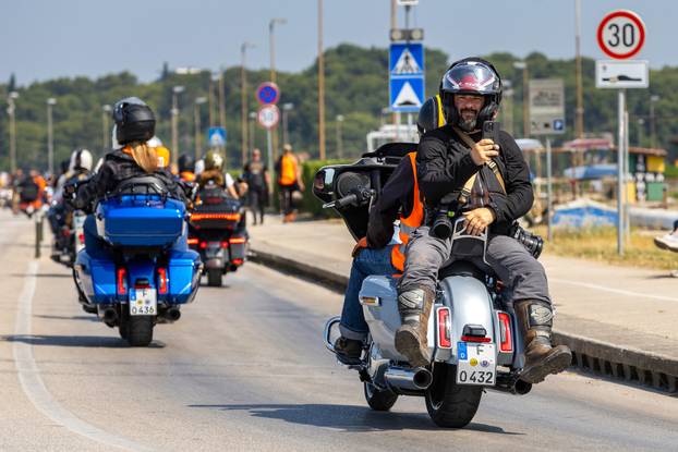 Nekoliko tisuća vlasnika Harley Davidsona prolazi kroz Pulu u defileu