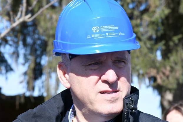 Glina: Ministar Bačić nazočio početku radova izgradnje višestambenih zgrada