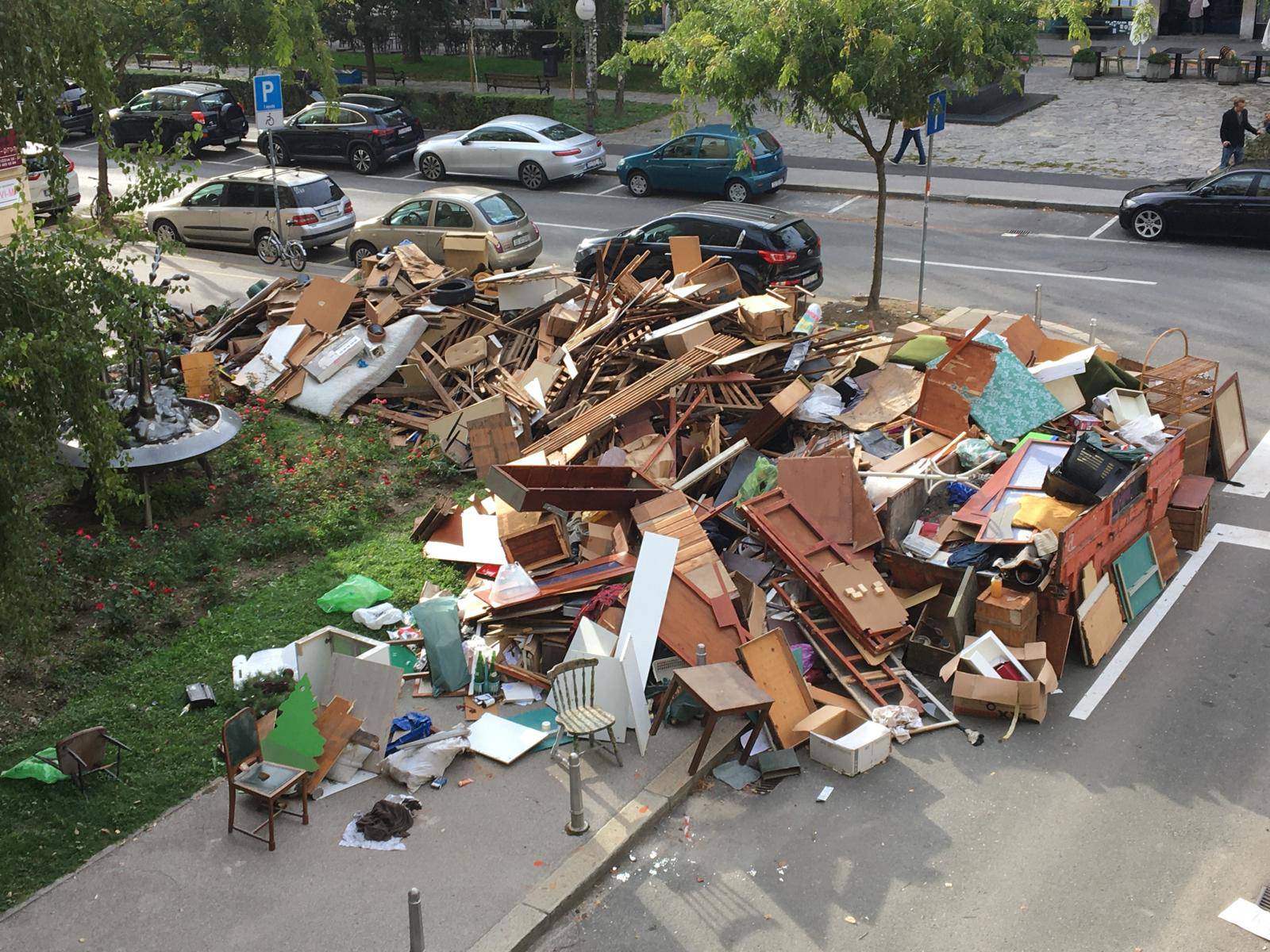 FOTO Jedna od najljepših ulica u Zagrebu zatrpana je smećem: 'Ta hrpa se samo povećava'