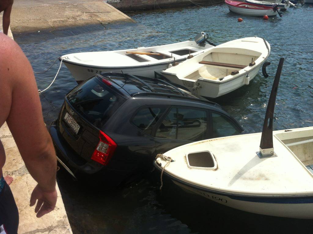 Došao je iz kupovine pa je automobil "parkirao" u more