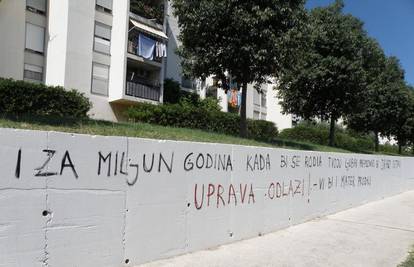 Navijači Hajduka grafitom mole D. Gabrića da ostane