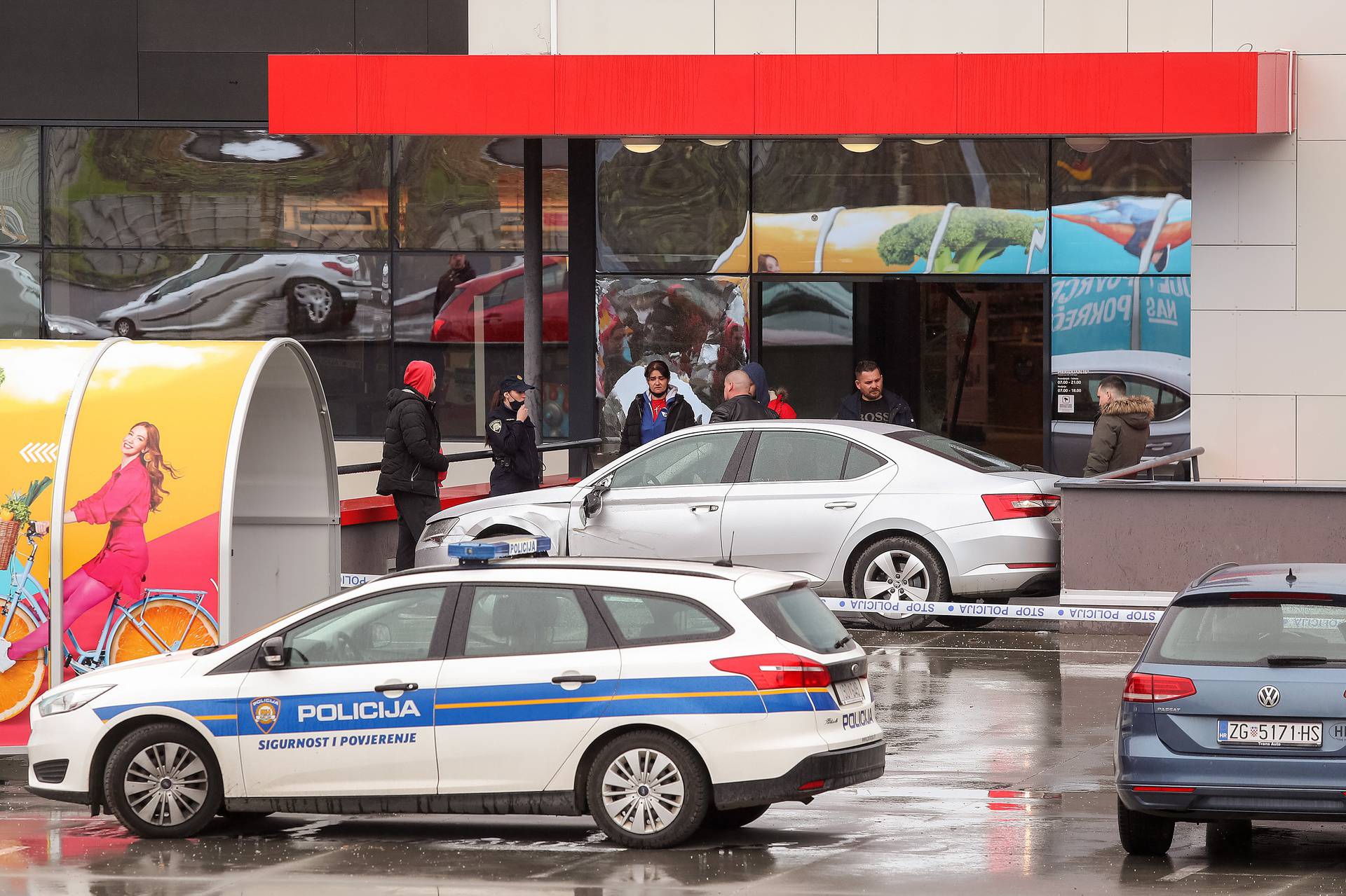Zagreb: Automobilom se zabio u trgovački centar Meridijan