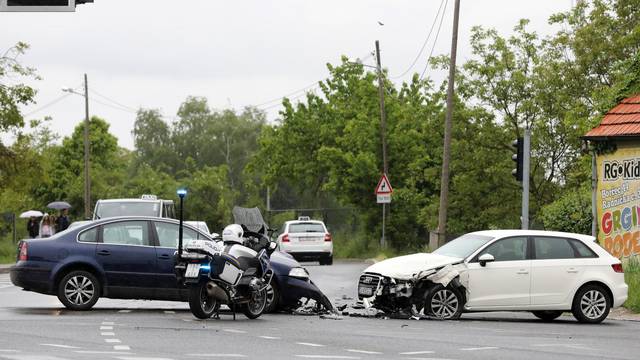 Troje ljudi prevezli u bolnicu nakon sudara dva automobila