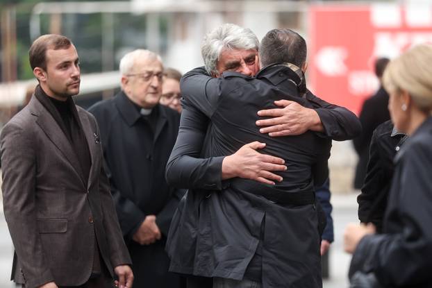 Sarajevo: Dolazak uzvanika na komemoraciju za Halida Bešlića u Narodno pozorište