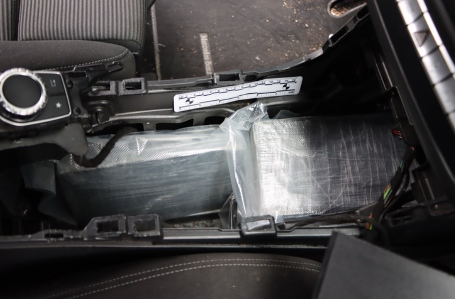 FOTO Diler iz Šibenika 'pao' u Zagrebu: Ispod mjenjača auta skrivao više od 5 kg kokaina!