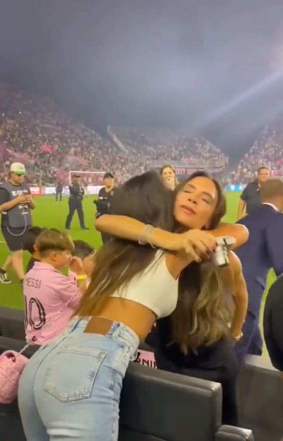 Messijeva supruga letjela u zagrljaj Beckhamu, a kraj njih je stajala Victoria: Nije bila sretna