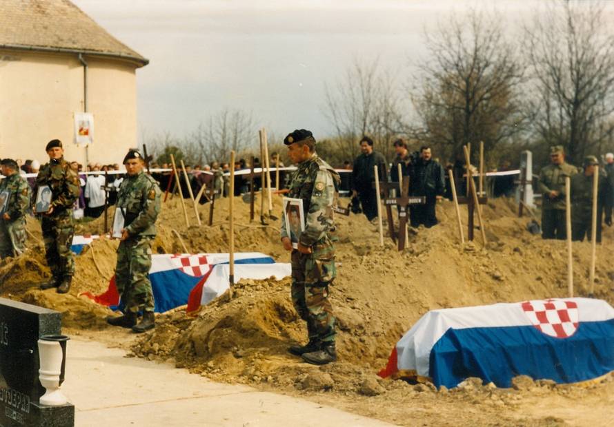 'Ubili su mi starog oca kao psa, presjekli su ga rafalom na ulici'