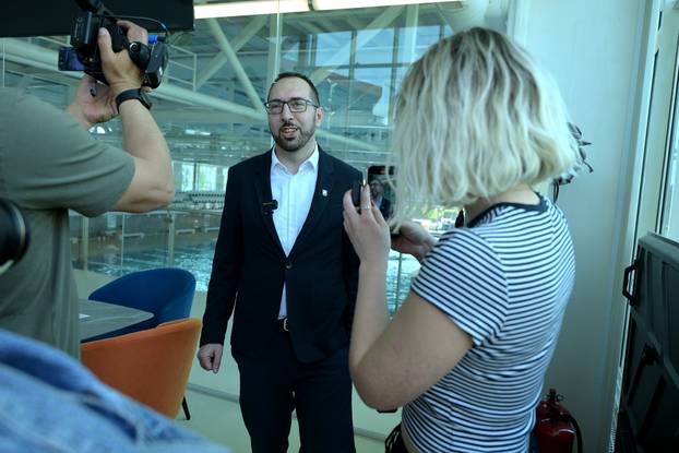 Zagreb: Tomašević sa suradnicima obišao postavljenu solarnu elektranu na bazenu Svetice