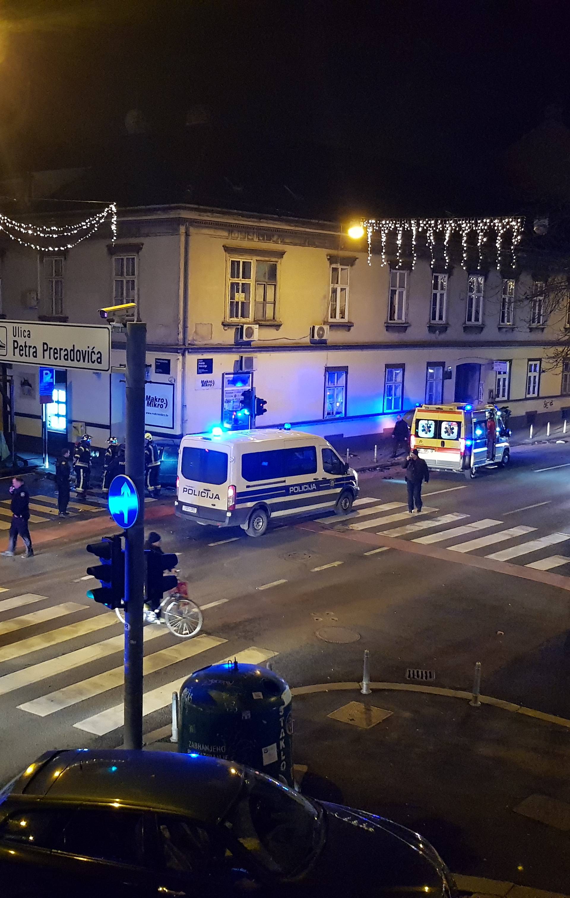 Vozač bježao i zabio se u zid, policija ga je okružila puškama