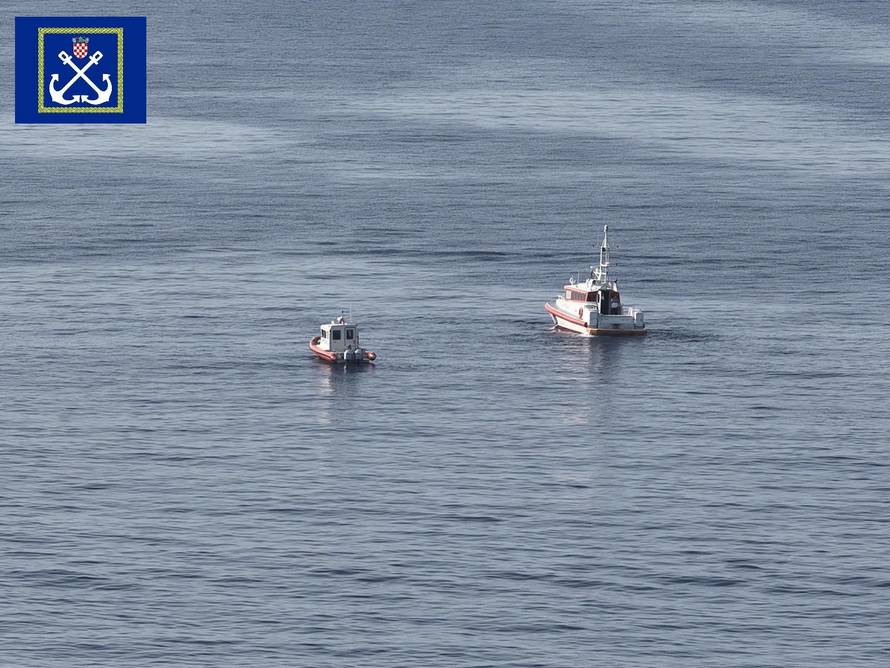 Obustavili potragu za skiperom kod Šolte, kod otoka Svetac noćas potpuno izgorjela brodica