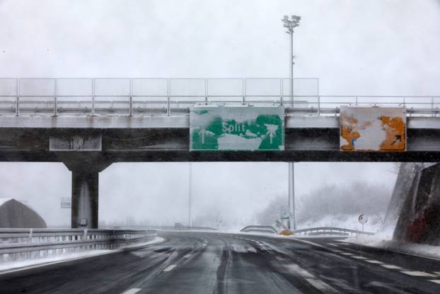 Delnice: Snijeg i jak vjetar otežavaju promet