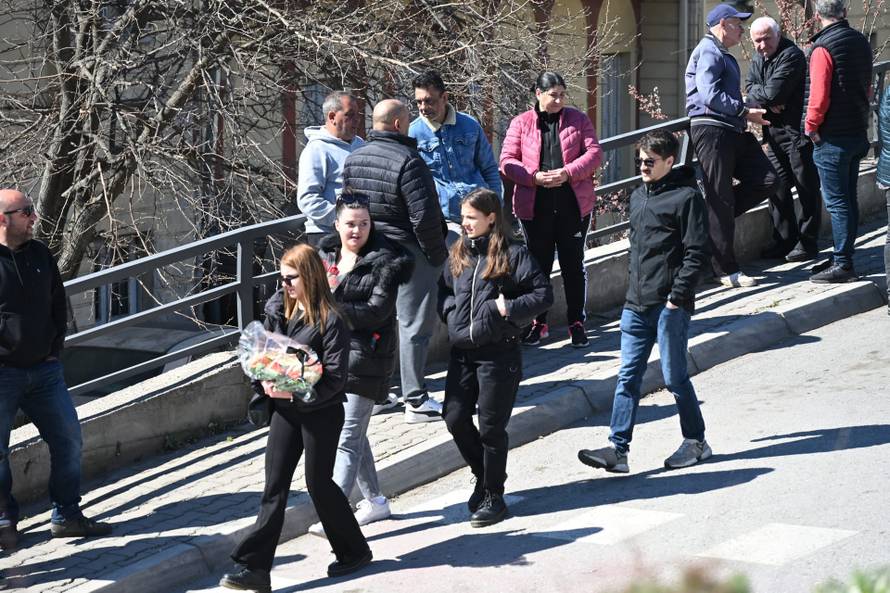 Brojni stanovnici Kočana oplakuju poginule na dan njihova sprovoda