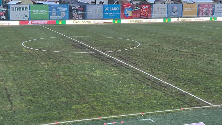 VIDEO Na ovakvom travnjaku u Koprivnici igrali su Dinamo i Slaven! Dio terena je zamrznut