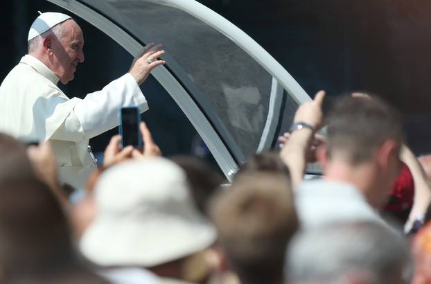 Sarajevo: Papa Franjo zaustavio kolonu kako bi poljubio dijete