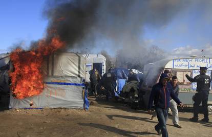 Kaotično u izbjegličkoj džungli: Kamp Calais nestaje u plamenu