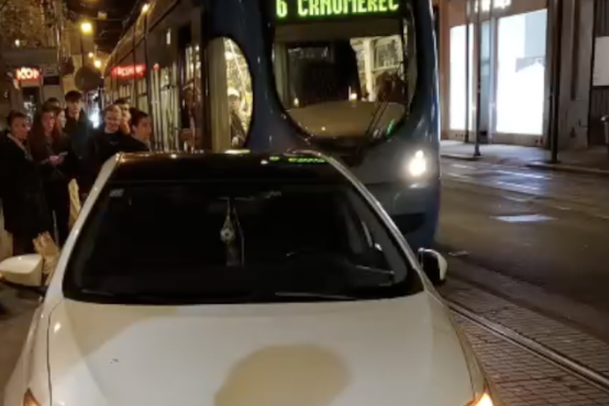 Automobil blokirao promet na Britanskom trgu