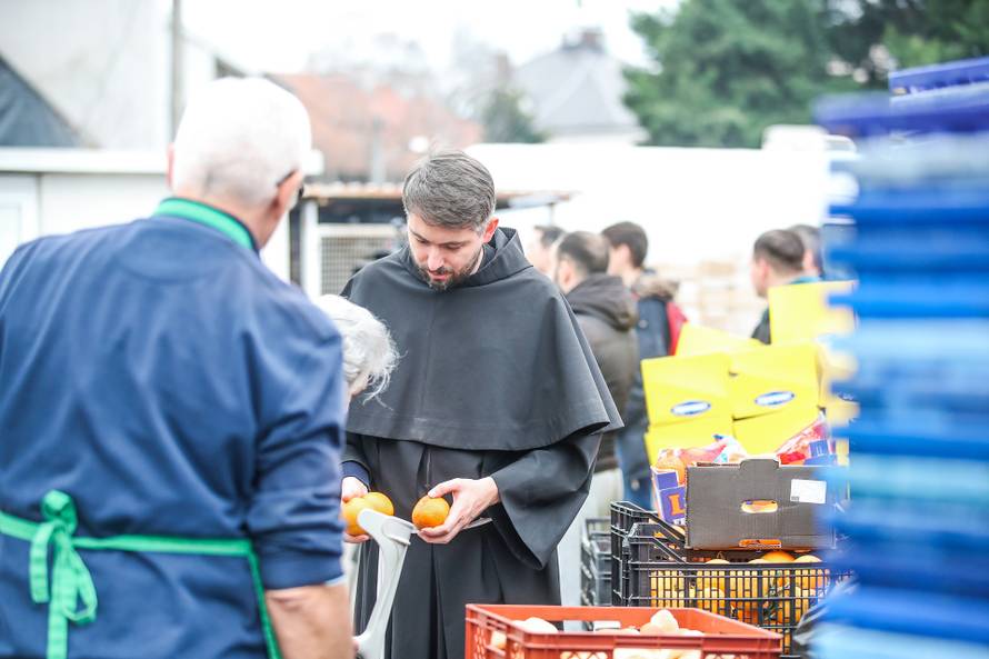 Zagreb: Podijela toplih obroka na Svetom duhu