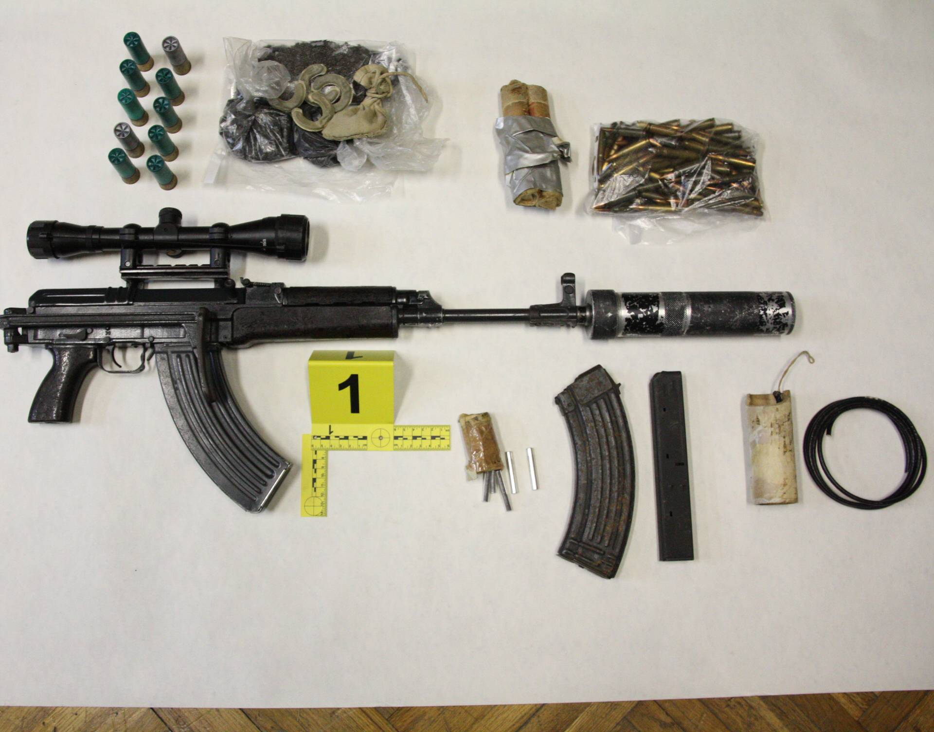 Puška, streljivo...: Mladić (19) u Solinu imao arsenal oružja