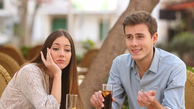Sramežljivi ljudi će pokušati s vama flertati na ovih 7 načina