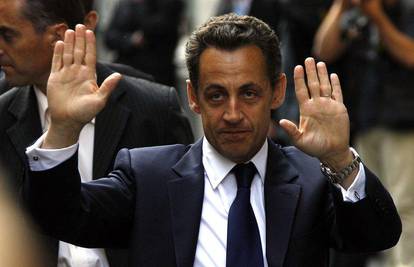 N. Sarkozy  prolazniku s osmjehom: Gubi se glupane