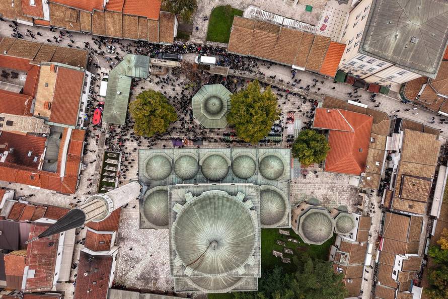 Sarajevo: Pogled iz zraka na dženazu za Halida Bešlića u Gazi Husrev-begovoj džamiji