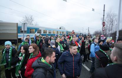 Raspjevani Slovenci stigli su u Arenu: "Mi ćemo biti prvaci!"